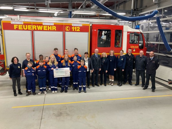Förderverein der Freiwilligen Feuerwehr Rauschenberg: Die VR-Bank Hessenland eG unterstützt die Jugendarbeit mit 1500 Euro