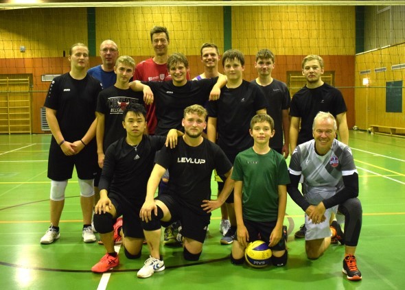 Volleyball-Legende Jochen Schöps trainierte einen Abend mit dem ASV Rauschenberg