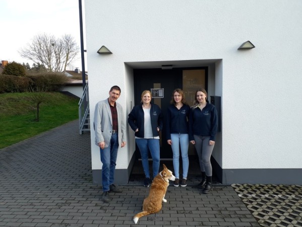 Bürgermeister Michael Emmerich begrüßt die Eröffnung der Tierarztpraxis Ludwig